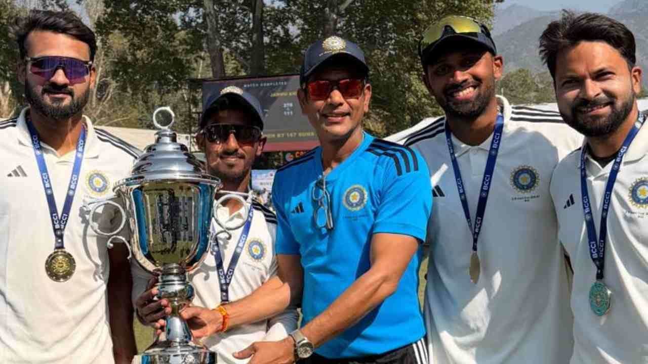 ট্রফি হাতে দলের খেলোয়াড়দের সঙ্গে অবশিষ্ট ভারতের কোচ লক্ষ্মীরতন শুক্ল (বাঁ দিক থেকে তৃতীয়)। ছবি: সংগৃহীত।