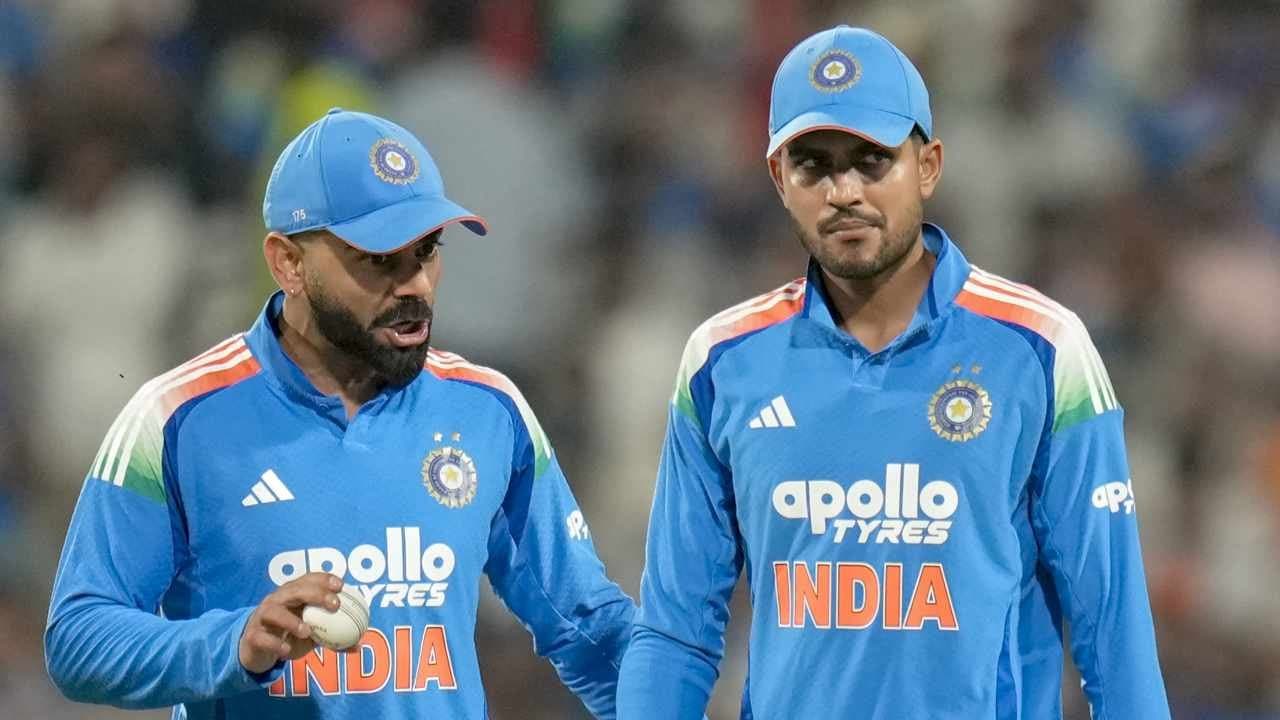 হতাশ বিরাট কোহলি (বাঁ দিকে) ও শুভমন গিল। ছবি: পিটিআই।