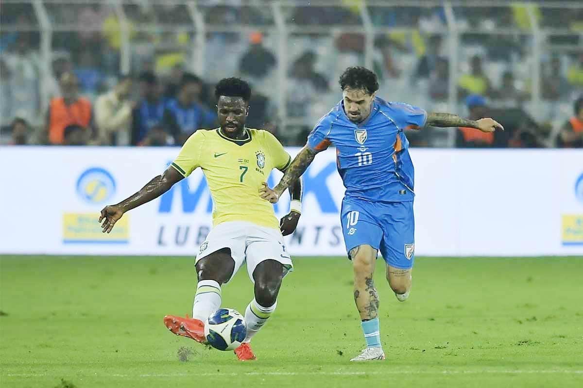 ভিনিসিয়াস জুনিয়রের সঙ্গে বল দখলের লড়াইয়ে রায়ান উইলিয়ামস। নিজস্ব চিত্র।