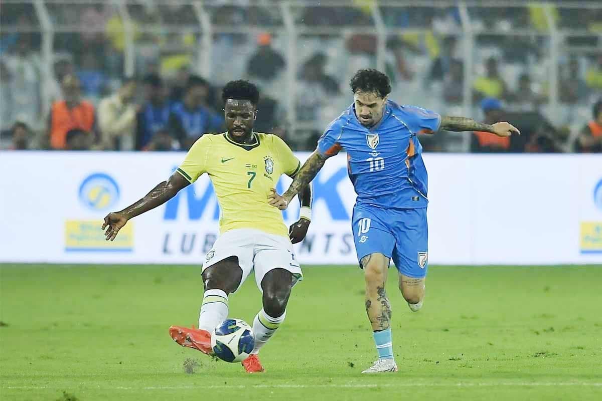 ভিনিসিয়াস জুনিয়রের সঙ্গে বল দখলের লড়াইয়ে রায়ান উইলিয়ামস। নিজস্ব চিত্র।